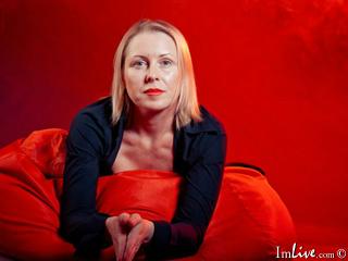 At ImLive I'm Named SkadeSnow, I'm 43 Years Old! A Camwhoring Cute Lady Is What I Am